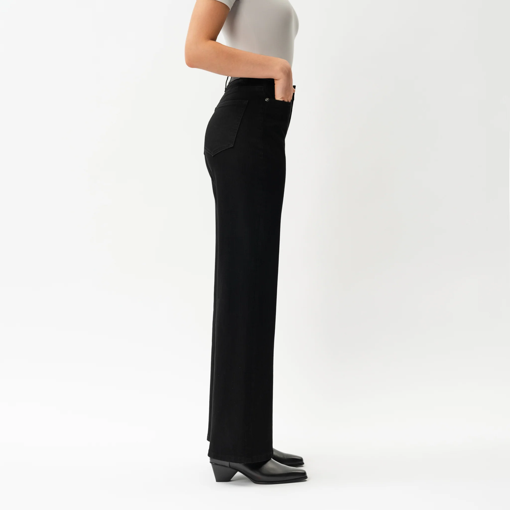 Relaxed ComfortDenim™ Jeans - Image 6